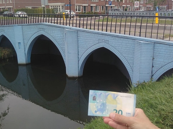 Az euróbankjegyek hátoldalán lévő összes hidat meglátogathatja – és mindegyik egy városban van