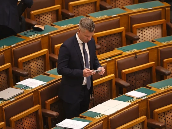 Takács Péter ajándékcsomagot küldött Magyar Péternek, aki nem hagyta annyiban