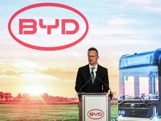 Szijjártóék 70 milliárdos állami fejlesztést és 10 ezer vendégmunkást ígértek a szegedi BYD-nak