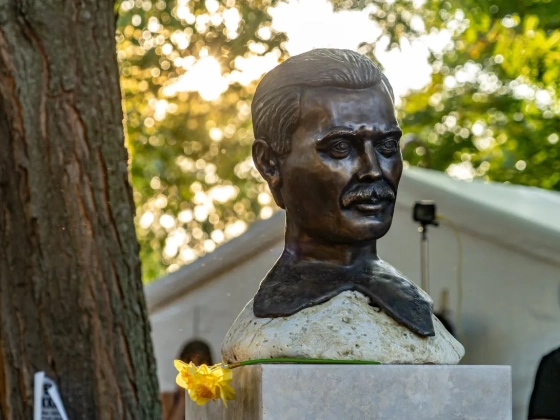 Felavatták a világ harmadik köztéri szobrát Freddie Mercuryról a Balatonon – de feltűnően hasonlít egy magyar költőre