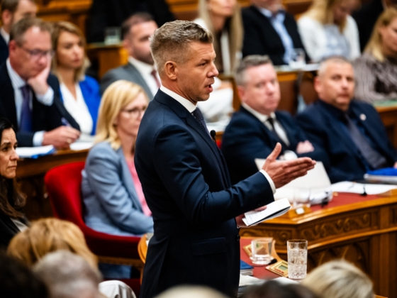 Komoly szópárbaj alakult ki Magyar Péter és Takács Péter között a fideszes politikus asztaláról elemelt iratok miatt