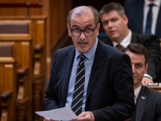 100 milliárd forintos adósságot érhetnek el a kórházak az év végére, a miniszter hallgat