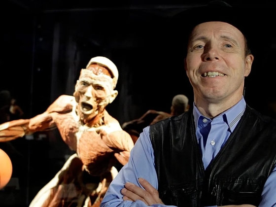 81 éves korában meghalt Gunther von Hagens, a megőrzött emberi holttesteket bemutató kiállítások alkotója