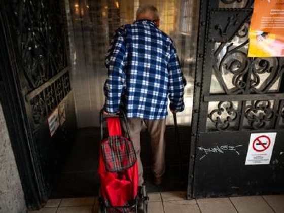 Több tízezer nyugdíjas háborog, amiért Magyar Péterék kihagynák őket a terveikből