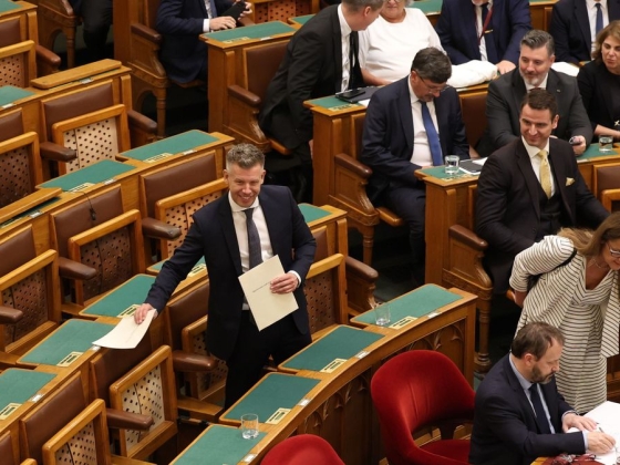 Furcsa közjáték után Takács Péter jegyzeteitől hangos az ország + videó