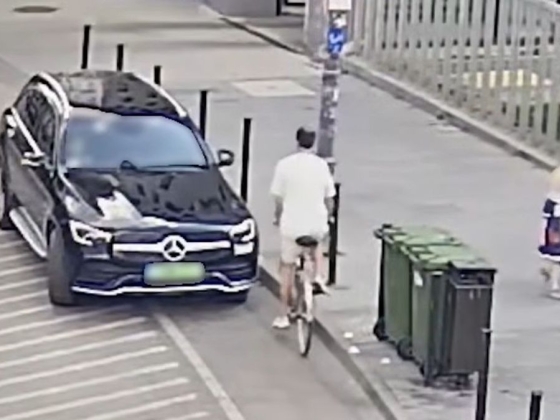 Tilosban parkolt egy Mercedes SUV, durva bosszút állt a biciklis + videó