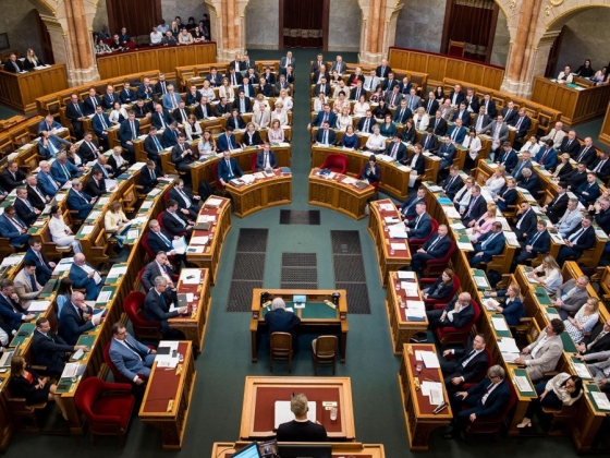 Alkotmánybírót választhat a parlament