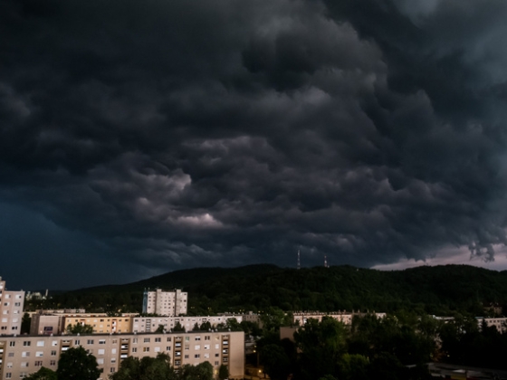 Tornádóval és jégesővel csapott le a vihar az ország több pontjára, hatalmasak a károk