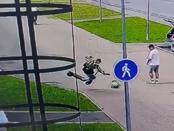 Óriásit zakózik a rolleres, miután a gördeszkás elgáncsolja - videó