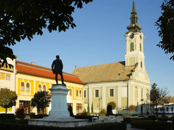 Homokzátonyok és vadregényes ártér: ez a Duna-parti város most a nyár slágere