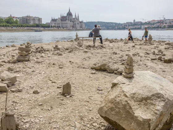 Elképesztő látvány Budapesten: történelmi mélypontra apadt a Duna