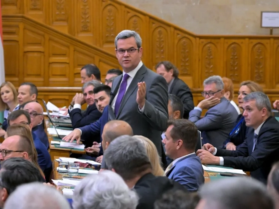 Nevetéssel és tapssal fojtották Takács Péterbe a szót, amikor arról beszélt: az emberek nem szeretik, ha hülyének nézik őket