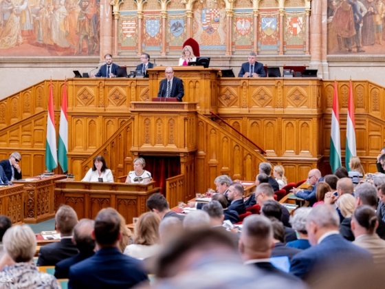 Kivételesen nem Magyar Péter nyitja az ülést, miniszter állt a pulpitusra