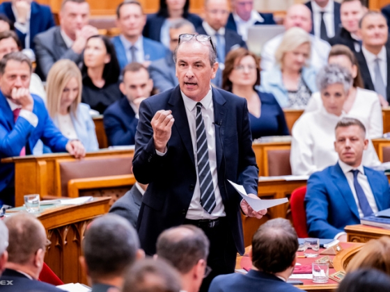 „Szemrebbenés nélkül tud hazudni” – Hegedűs Zsolt nekiment Takács Péternek