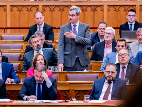 „Miért hagyja, hogy a Tisza-frakció folyamatosan bántalmazza az ellenzéki képviselőket?” – kérdezte Takács Péter