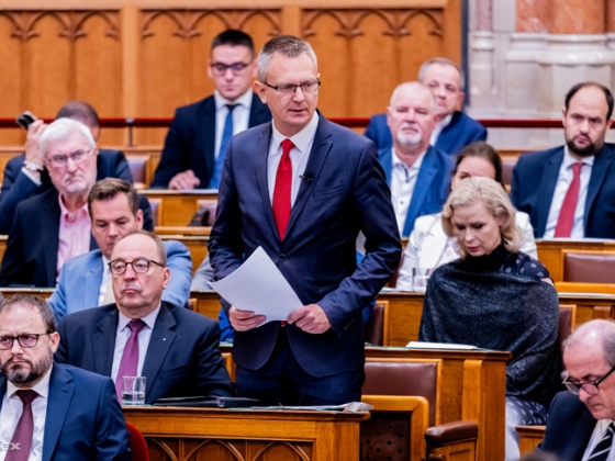 Rétvári Bence szurkol az egészségügyi miniszternek, de szerinte a Tisza mást ígért a gyógyszeráfa csökkentésével kapcsolatban