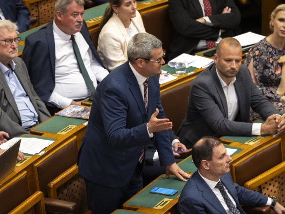 Takács Péter még meg sem kezdte a felszólalását, és máris abbahagyta