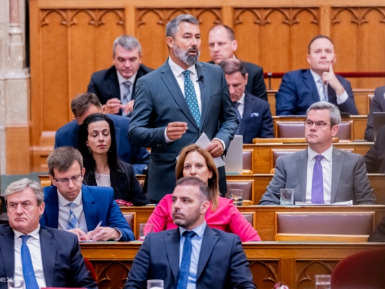 „Legyen szíves felállni és elnézést kérni, mert belehazudott az emberek szemébe” – kezdenek elszabadulni az indulatok