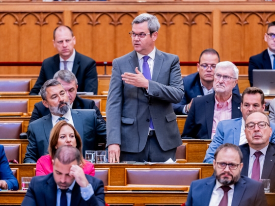 Alig húsz perc után jött az első balhé a parlamentben, Takács Pétertől a szót is elvették
