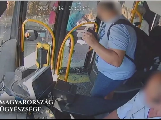 Berúgta és darabokra törte a busz ajtaját egy férfi, mert a sofőr nem engedte fel – fotó