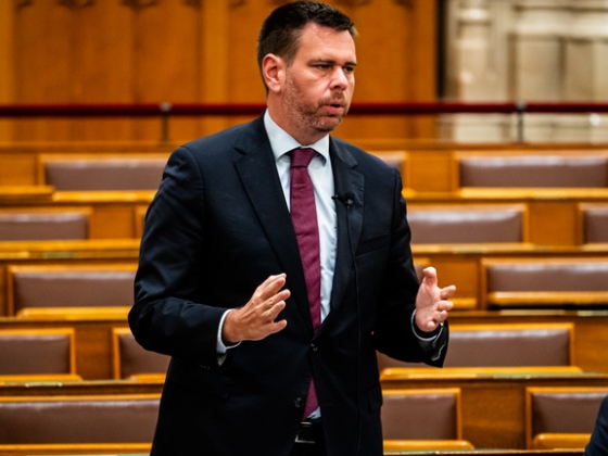 Vitézy Dávid nem maradt adós a válasszal a kritikákra, 700 milliárdos közlekedési fordulatot jelentett be