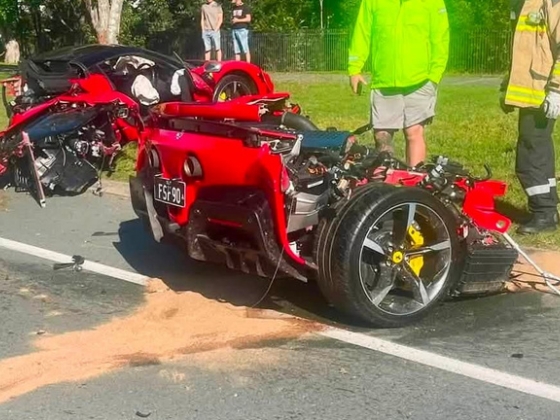 Kettészakadt egy Ferrari Ausztráliában, a sofőr szinte sértetlenül megúszta a balesetet