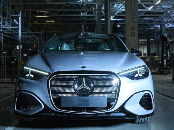 A Mercedes-Benz csökkenti értékesítési előrejelzéseit, mivel a nyereség a kínai gyengeség ellenére is nő