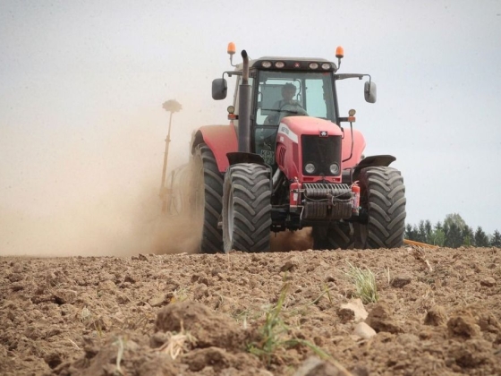 A traktor úgy fogy, mint a cukor, de hatalmas a turpisság – nem a világ dübörög, és nem is Európa