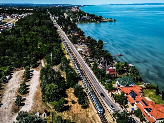Vitézy Dávid mindig is kételkedett a balatoni körvasútban – közben kettészakad a tó, és elmaradnak az egyeztetések