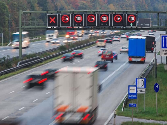 A sofőrök figyelmen kívül hagyják a kis közlekedési táblákat: 13 perc alatt csaknem 10 ezer eurós bírság