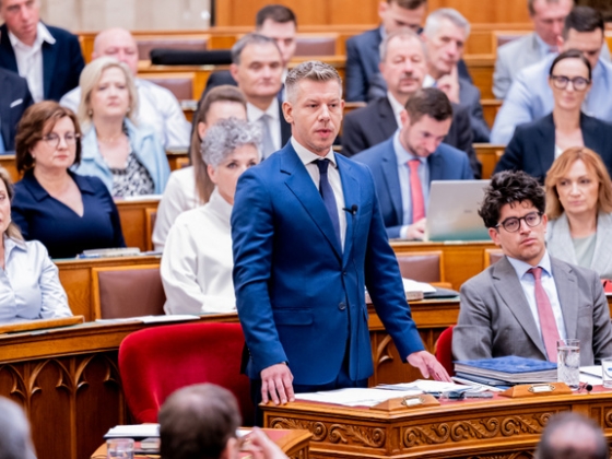Magyar Péter a Parlament elől üzent, indulhat a vagyonvisszaszerzés