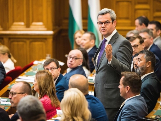 Parlamenti szájzár: ezúttal Takács Péterbe fojtották bele a szót
