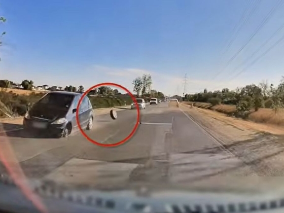 Menet közben kiesett a Mercedes kereke, egy vétlen autós látta kárát + videó