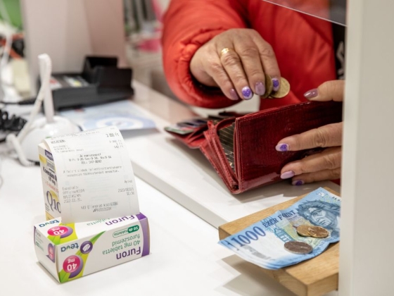 Kiderült, mennyit spórolnak pontosan a családok a vényköteles gyógyszerek áfájának eltörlésével + videó