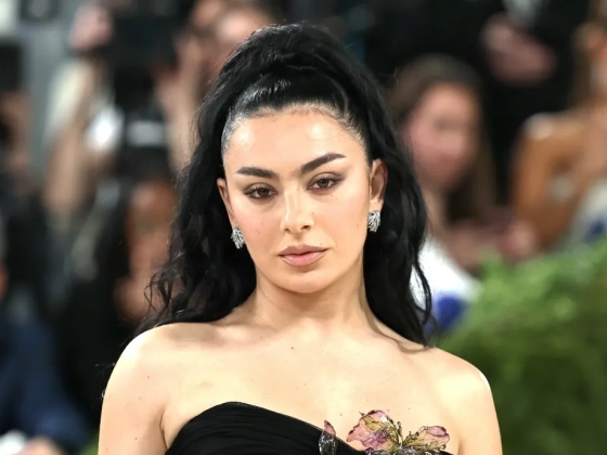 Charli XCX portréja a brit történelem legnagyobb alakjait bemutató múzeumba került