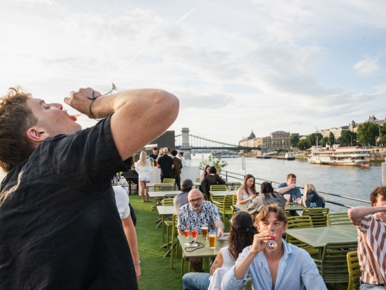 Folyik a prosecco a Dunán: hogy vált a korlátlan alkoholos sétahajózás Budapest védjegyévé?
