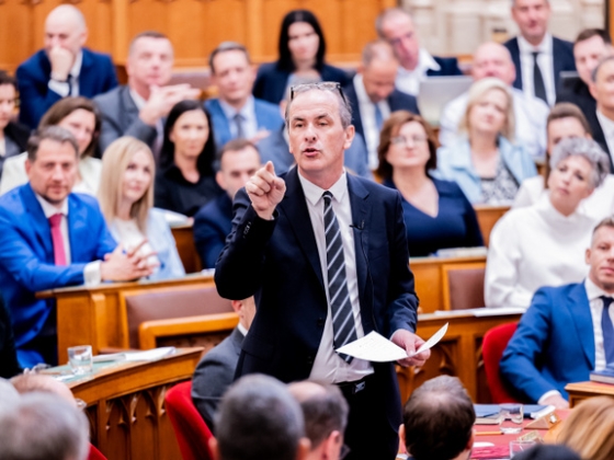 Hazugságvizsgálóra kötné a fideszes politikusokat Magyar Péter, aztán tarolt az egészségügyi miniszter