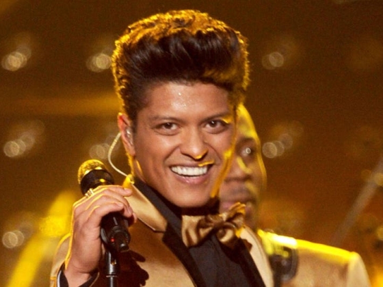 Bruno Mars azt látja, hogy több jellegzetes slágere visszatér ugyanarra a diagramra