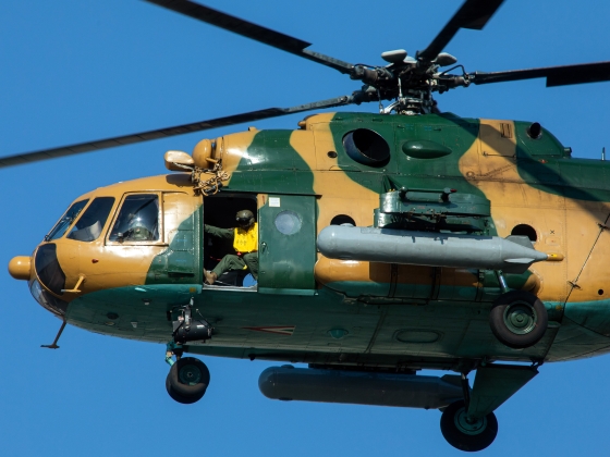 Megsértette a magyar légteret két vitorlázógép, be kellett vetni a honvédség helikopterét