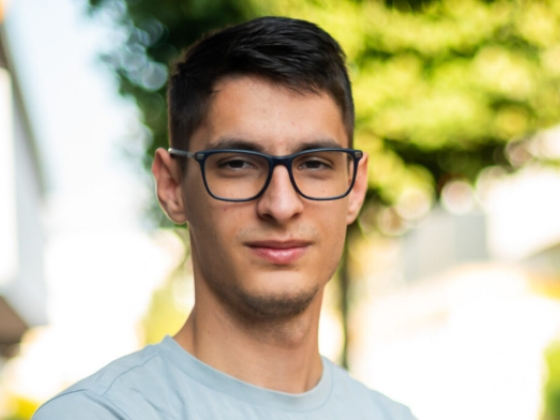 Feljelentették a magyar jégkorongedzőt, mert „szivárványosra akarta verni” a Pride-ról posztoló politikus arcát