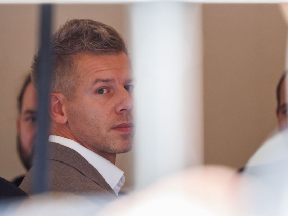 Bayer Zsolt: Ezen ordítva röhögök