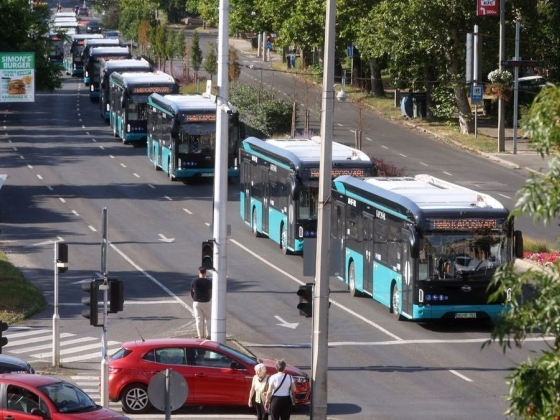 Ilyet is ritkán látni: ellepték a várost a Magyarországon gyártott kínai buszok – videón a BYD-flotta
