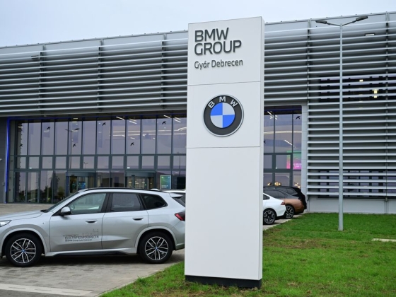 Hatalmas siker lett a csak Magyarországon gyártott BMW: harmadik műszakra készülnek Debrecenben – 25 milliós autó, de már a százezret közelíti a rendelések száma