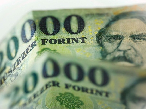Váratlanul összecsuklott a forint, a magyar blue chipek közül is csak a Magyar Telekom vitézkedett