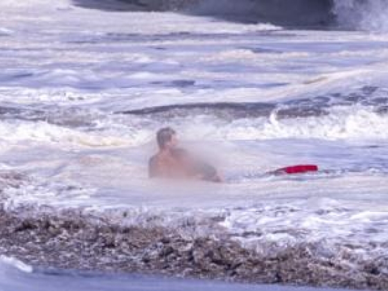A Bystander videón egy tini életmentő drámai óceáni mentését mutatja be