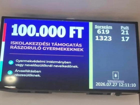 Rápörögtek a Redditen az új kormányzati kék plakátokra, Magyar Péter éjjel egykor szállt be a vitába