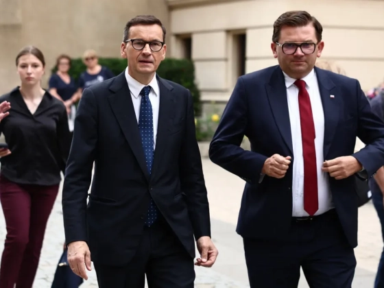 Megtörtént a nagy lengyel pártszakadás, a volt kormányfő Morawiecki új frakciót alapít