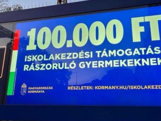 Új kormányzati kék plakátok jelentek meg, Magyar Péter a Redditen reagált a kritikákra