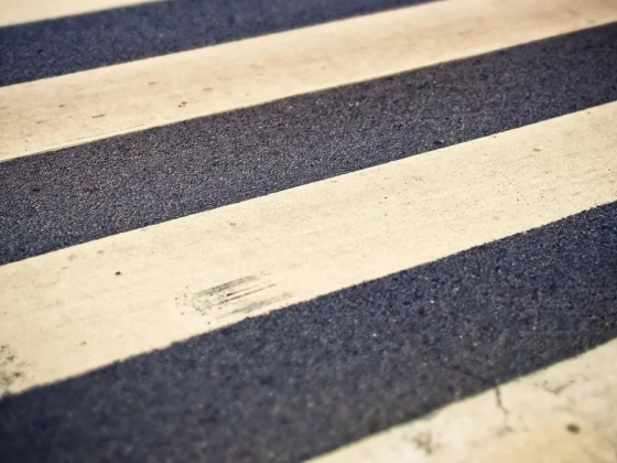 Teherautóval gázoltak el a zebrán két kamasz lányt Sárváron