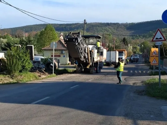 Az út felmarása után derült csak ki, hogy higannyal szennyezett az aszfalt Pencen, de még várni kell az 550 tonna elszállítására